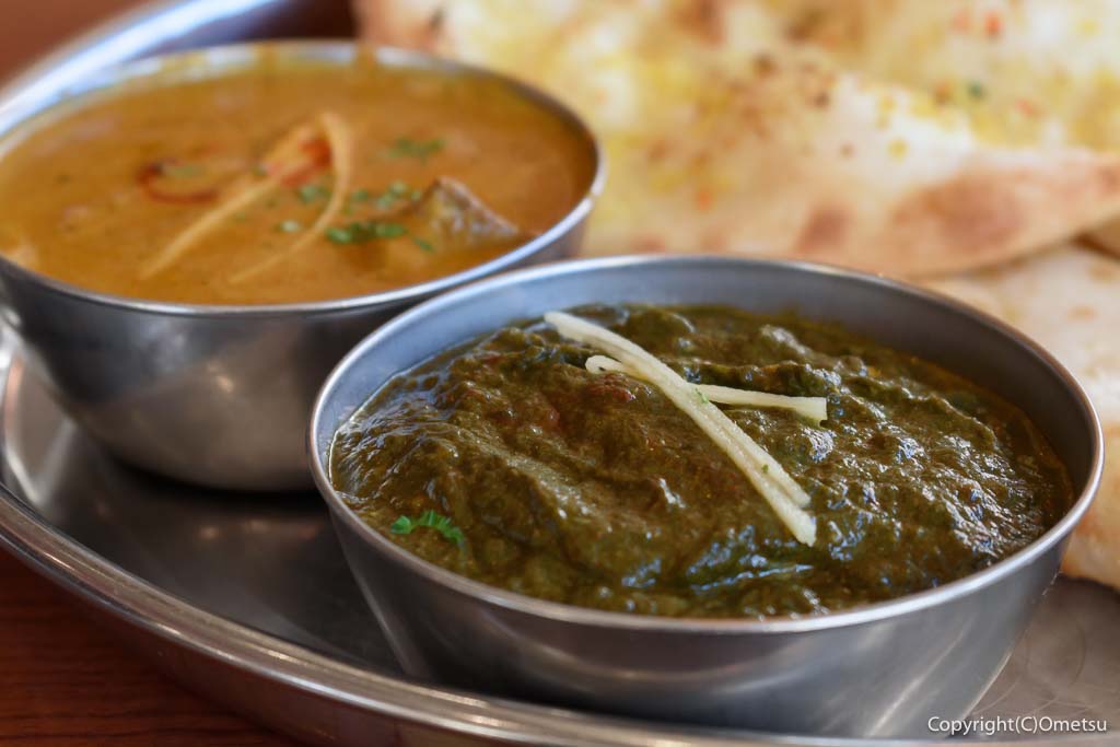 羽村「アジアンダイニング&バー アラティ」の、チキンほうれん草カレーと、マトンカレー