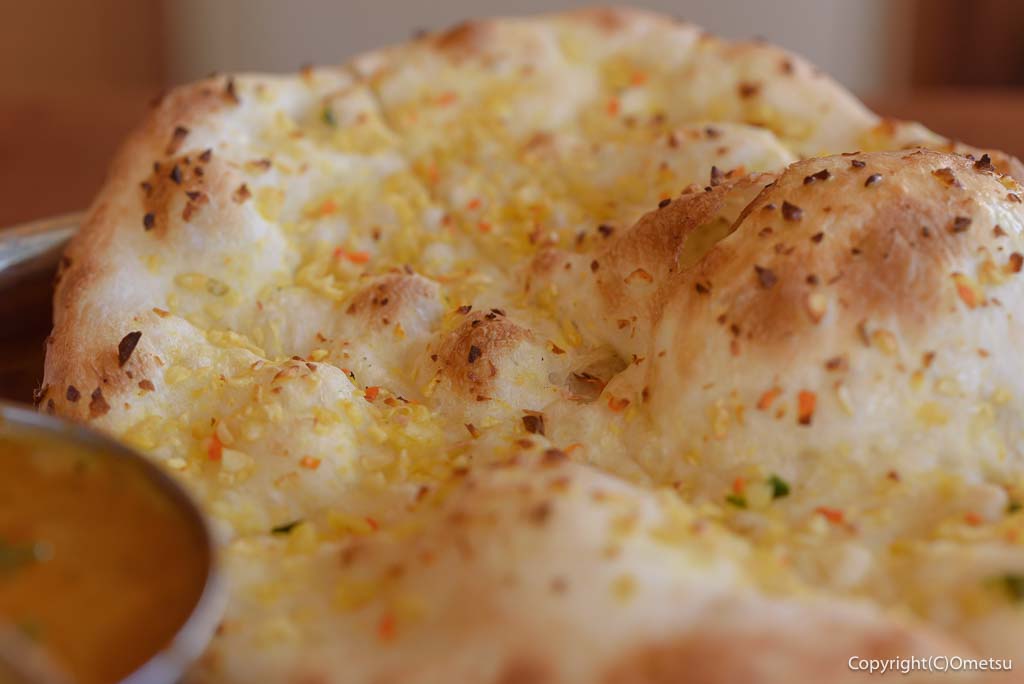 羽村「アジアンダイニング&バー アラティ」の、ガーリックナン