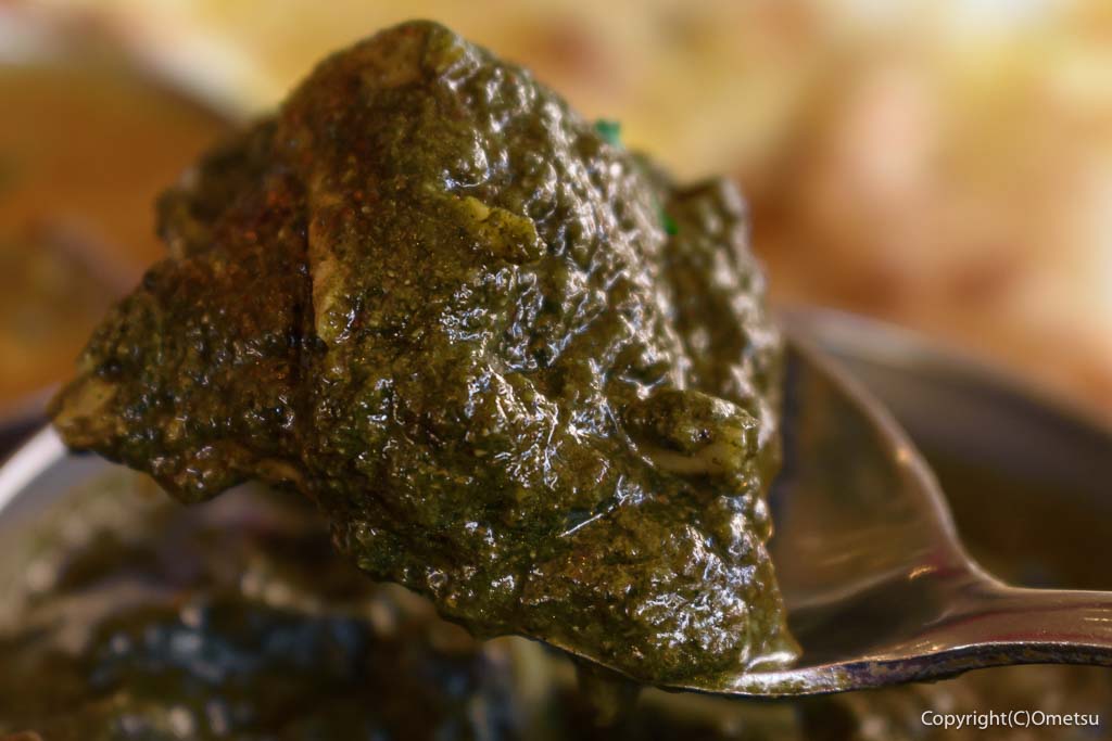 羽村「アジアンダイニング&バー アラティ」の、チキンほうれん草カレー