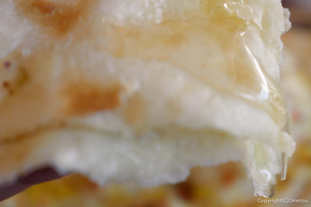 羽村「アジアンダイニング&バー アラティ」の、チーズナンの蜂蜜付け