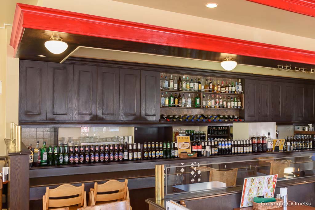 羽村「アジアンダイニング&バー アラティ」の店内