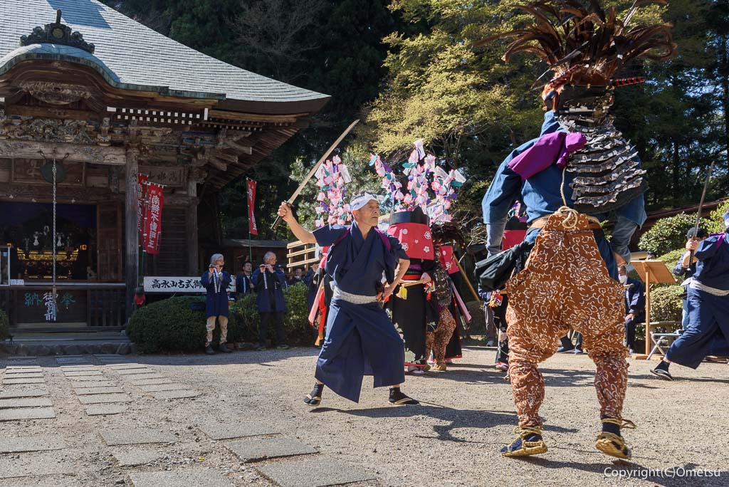 青梅市・高水山古式獅子舞の、太刀懸(たちがかり)
