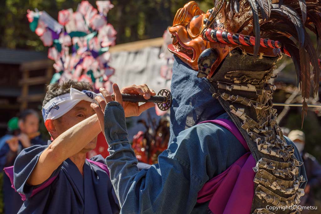 青梅市・高水山古式獅子舞の、太刀懸(たちがかり)の刀渡し