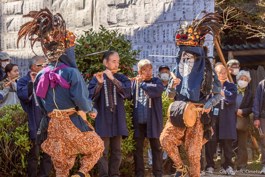 青梅市・高水山古式獅子舞の、太刀懸(たちがかり)の獅子舞