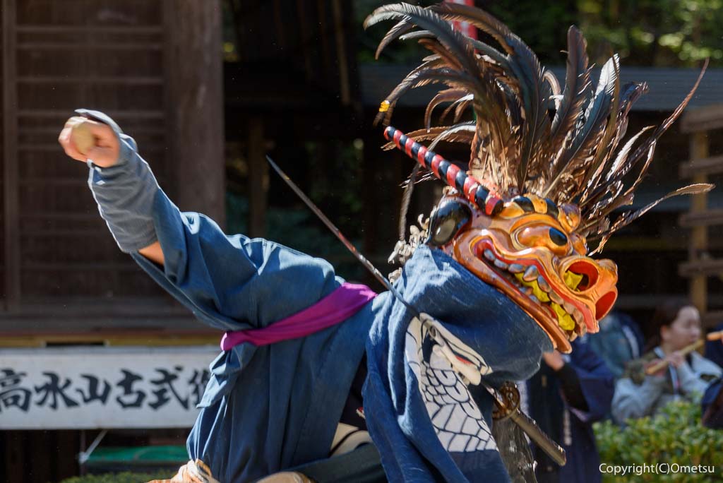 青梅市・高水山古式獅子舞の、太刀懸(たちがかり)の獅子舞の踊り