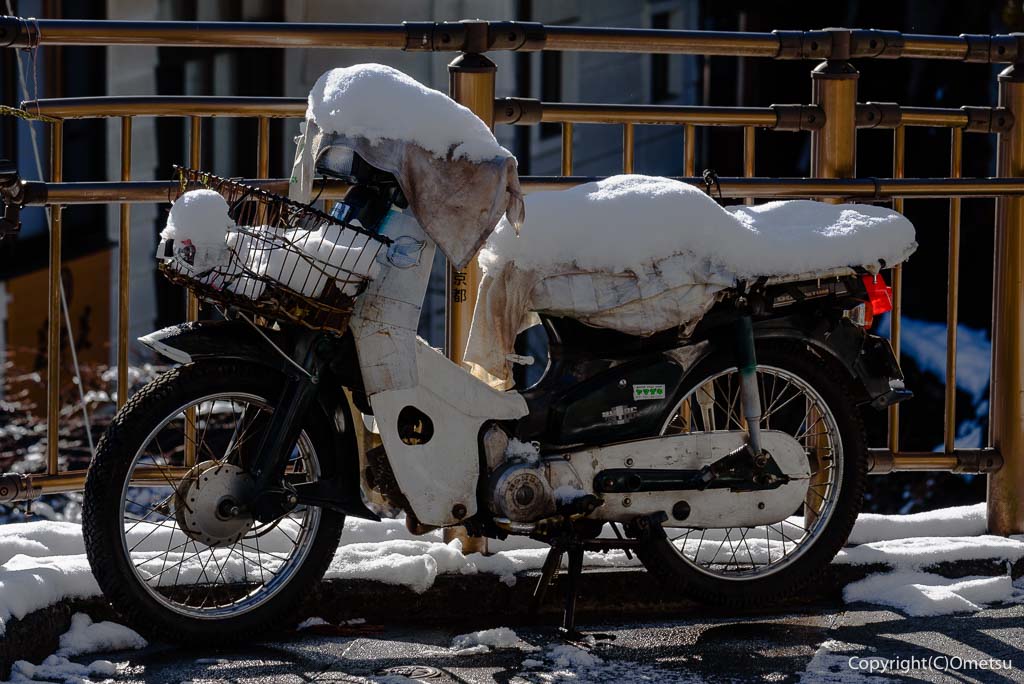 青梅・御岳山、雪の積もるバイク