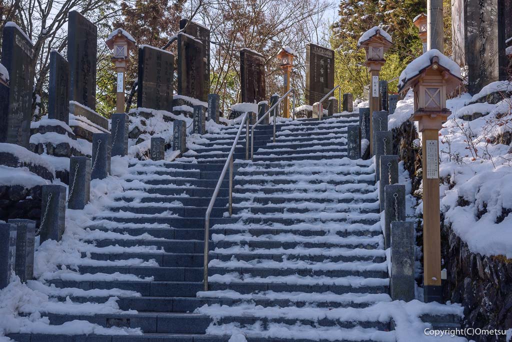 青梅・御岳山、御嶽神社の参道・石段
