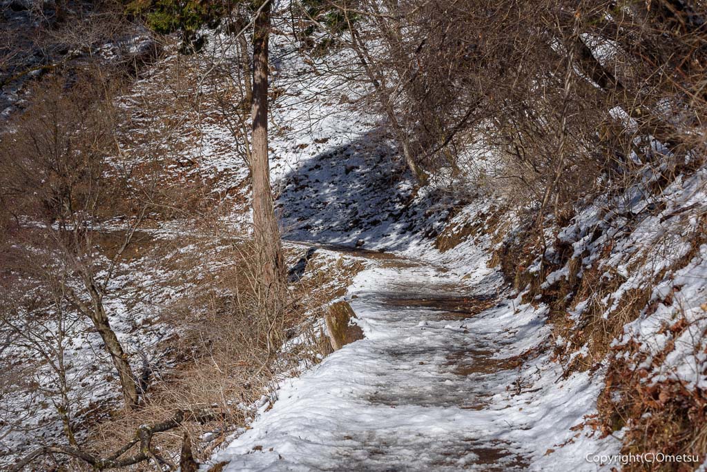 青梅・御岳山、雪の登山道