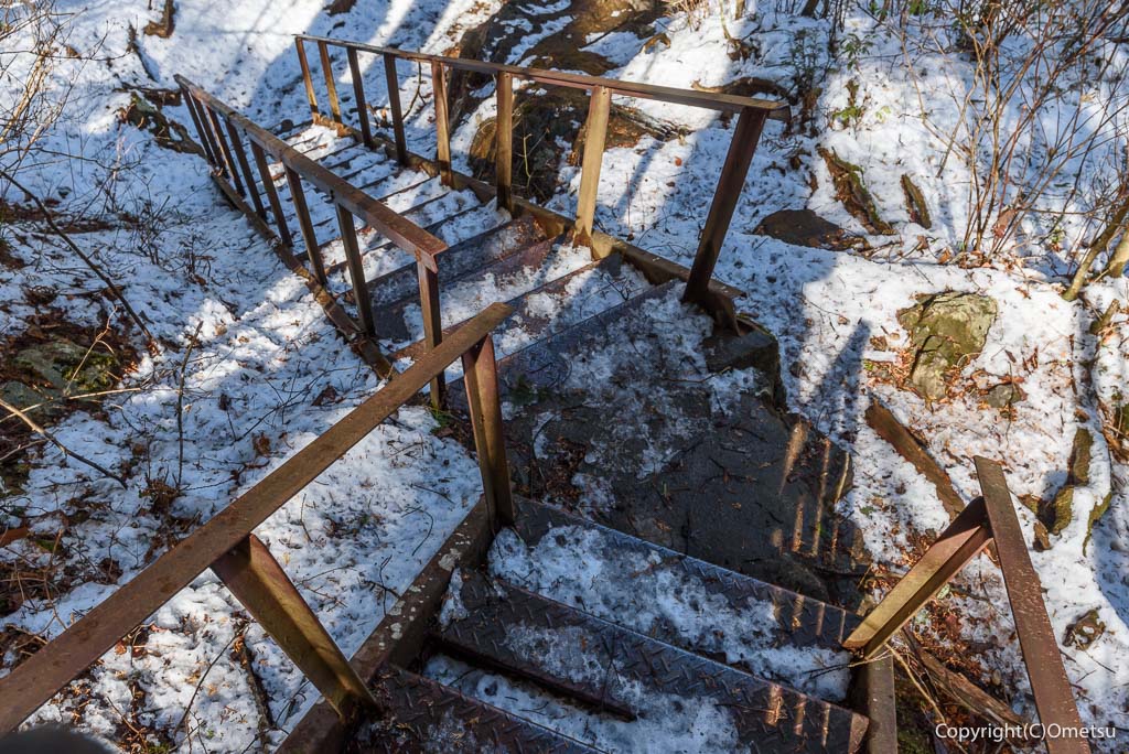 青梅・御岳山、七代の滝付近の、鉄階段