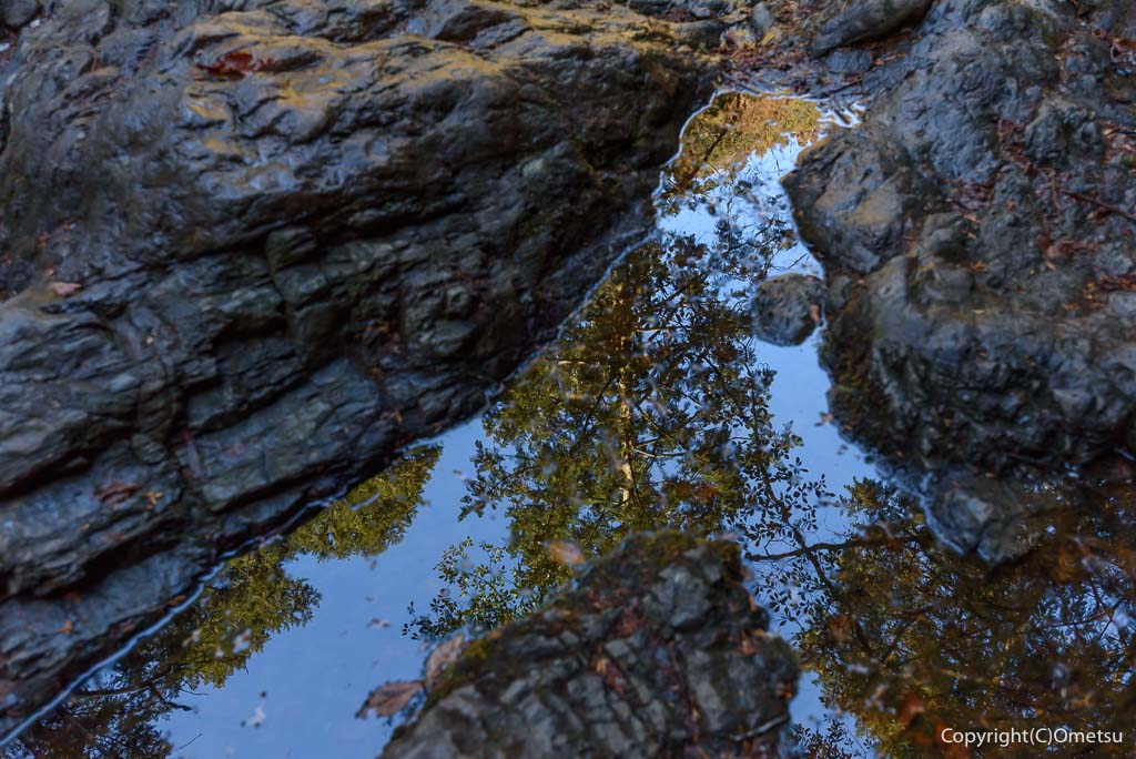 青梅・御岳山、七代の滝付近の、岩と水溜まり