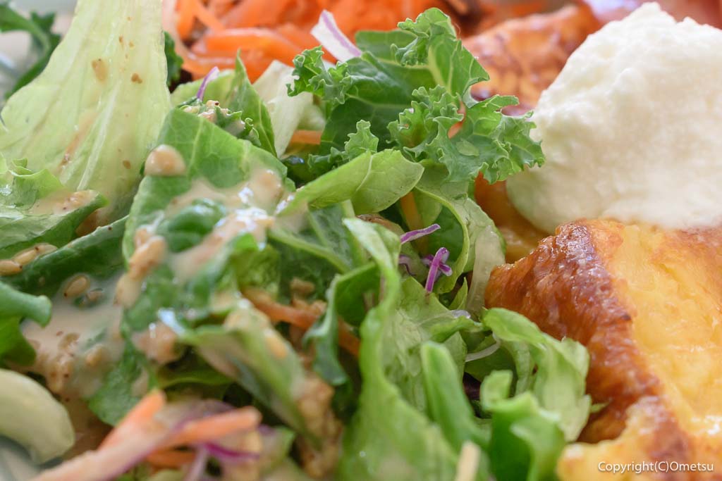羽村「おうちCAFE ミュウ」の、フレンチトーストプレートの、サラダ
