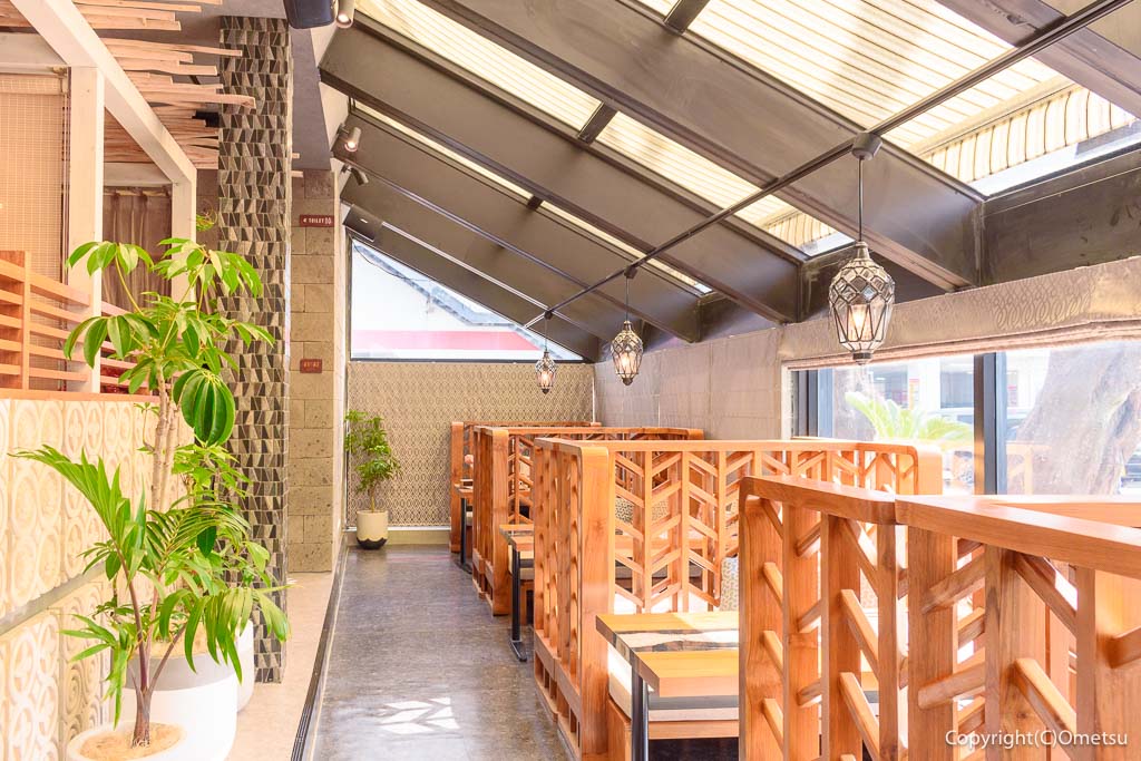 PISOLA福生店の、南国リゾート風の店内