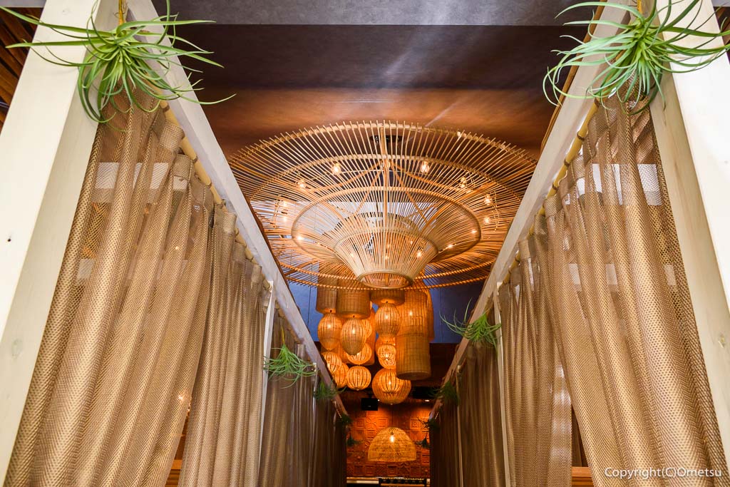 PISOLA福生店の、南国リゾート風の照明