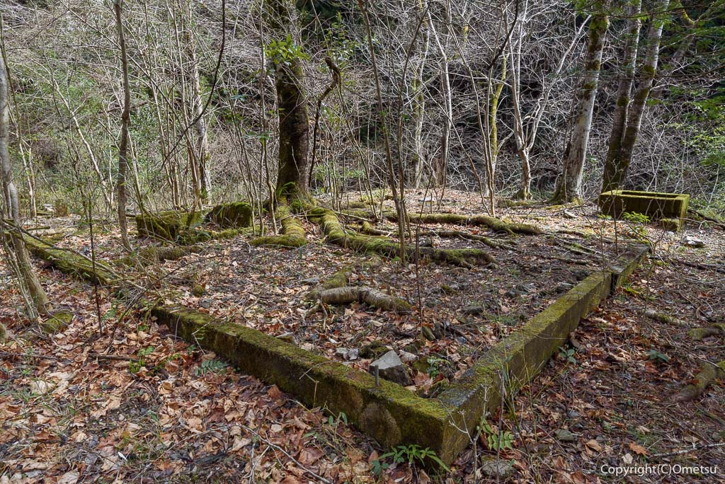 青梅市 雷電鉱山・二俣尾専用線の廃線跡の、建物の基礎