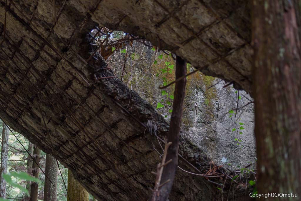青梅市 雷電鉱山・二俣尾専用線の廃線跡の、ホッパーの内部