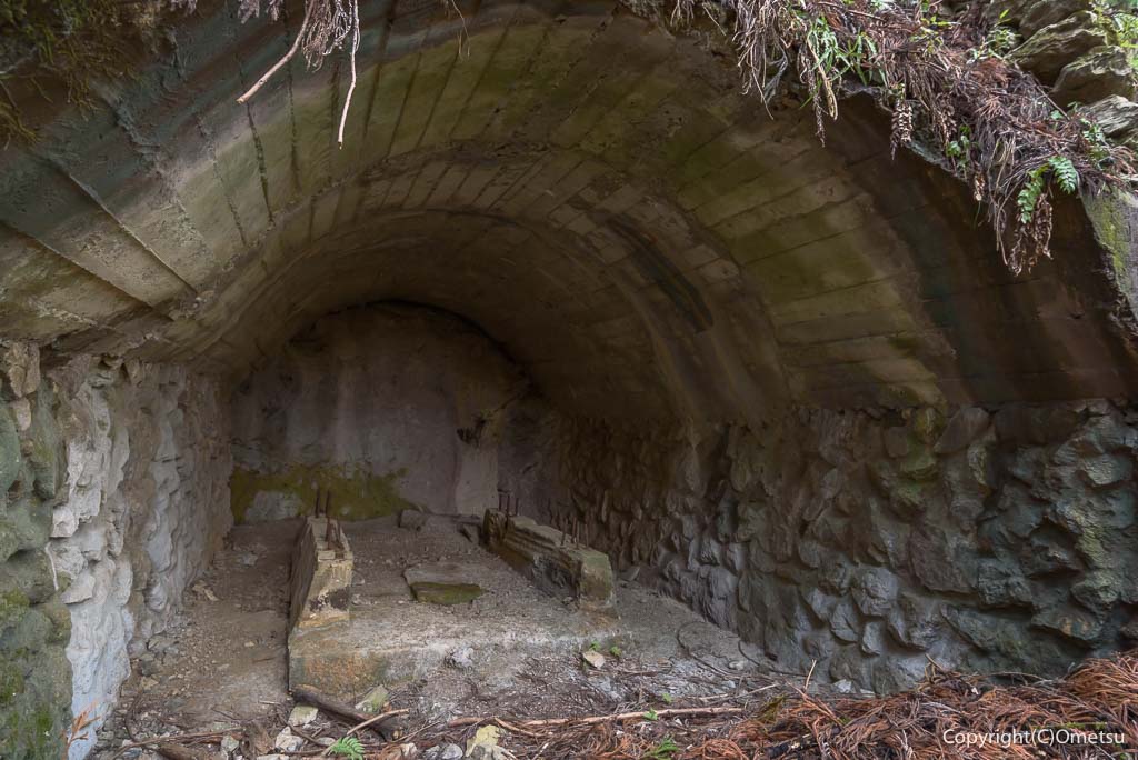 青梅市 雷電鉱山のトンネル内部の巻上げ機