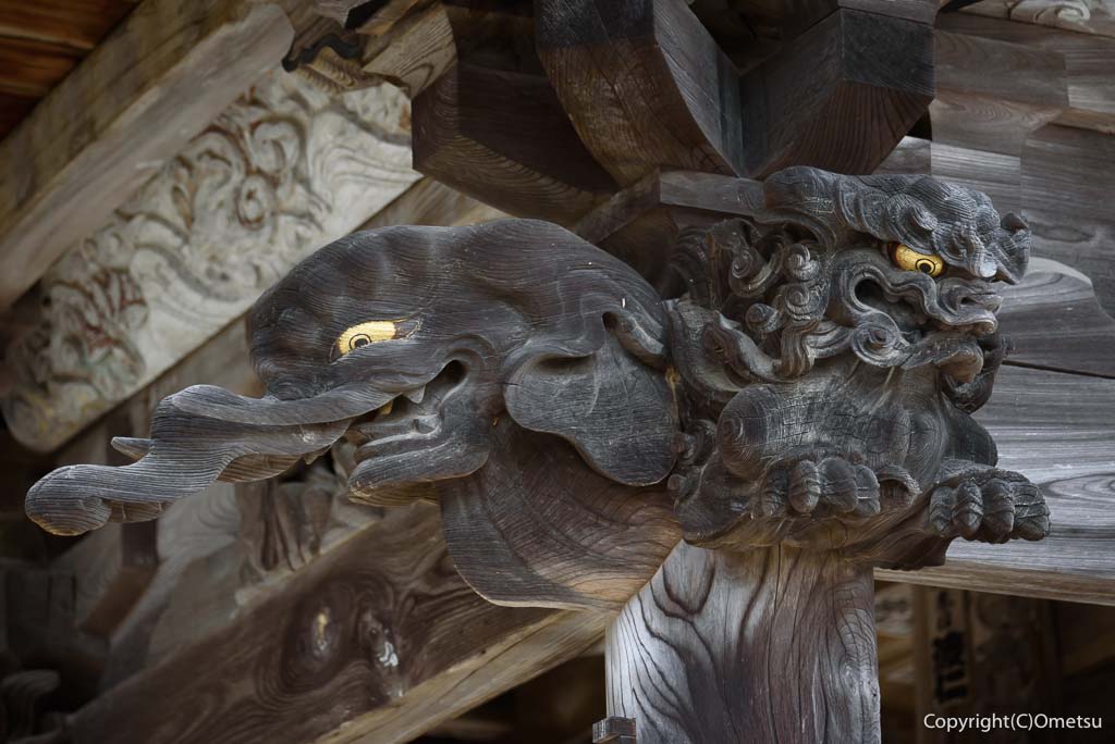 青梅市・二俣尾の、海禅寺山門の彫刻