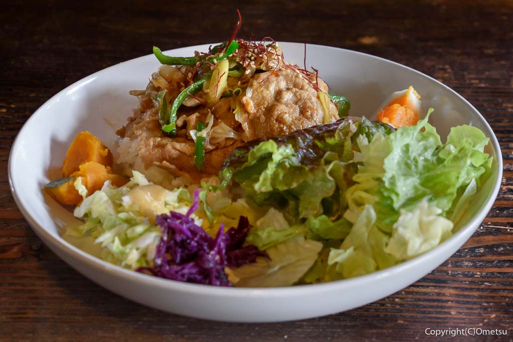 羽村市「のんびりカフェ 中車水車小屋」の、豚丼ランチ