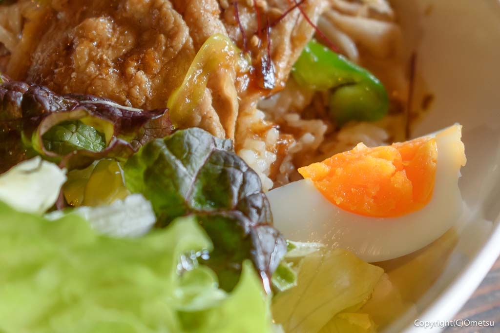 羽村市「のんびりカフェ 中車水車小屋」の、豚丼の卵