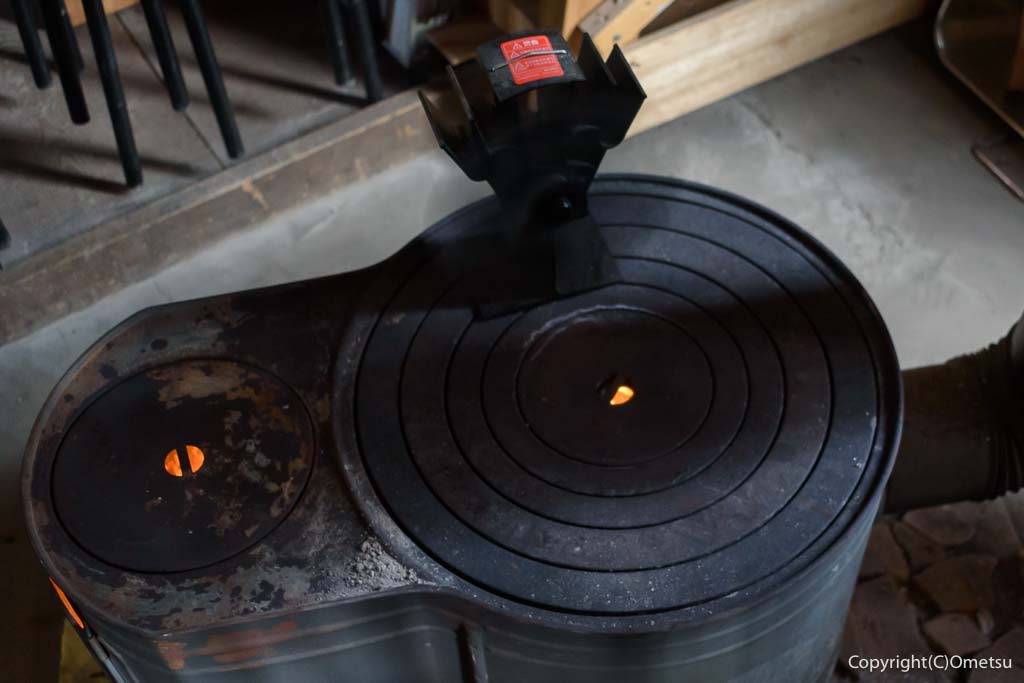 羽村市「のんびりカフェ 中車水車小屋」の薪ストーブ