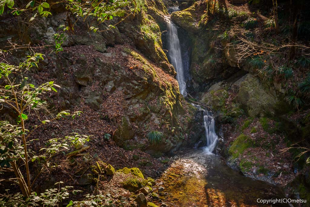 日の出山・タルクボ沢の、白岩の滝・上部