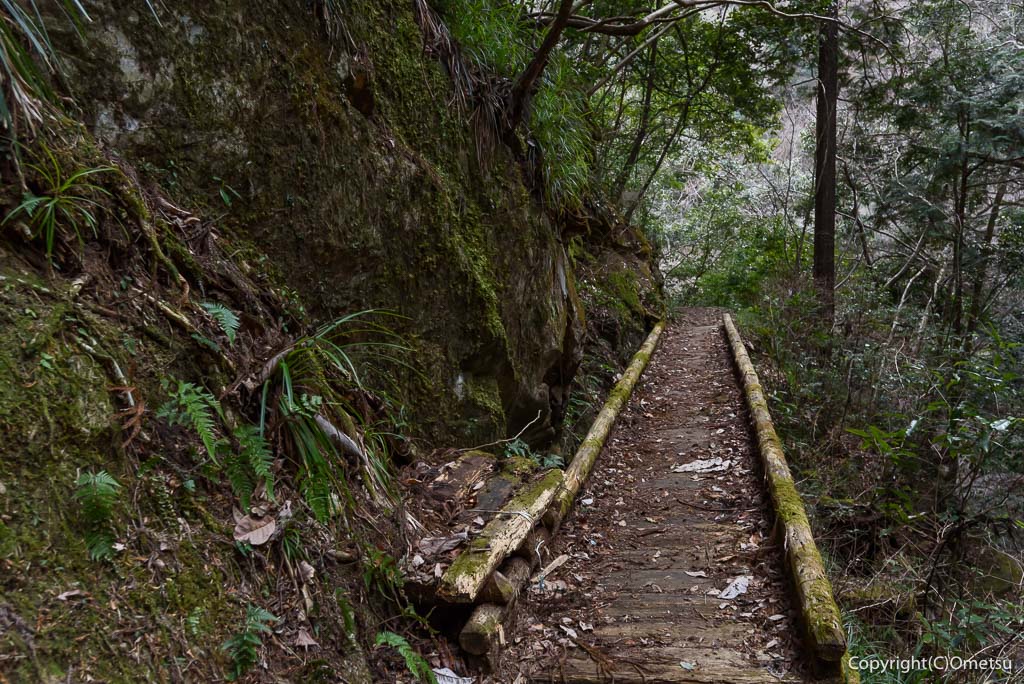 日の出山・タルクボ沢の、白岩の滝付近の桟道