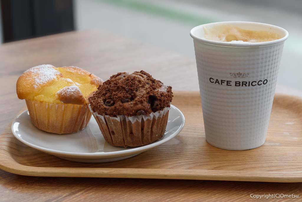 カインズ青梅インター店・カフェブリッコの、マフィンと、カフェラテ