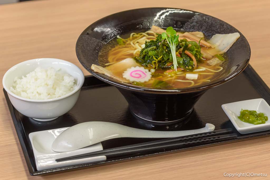 奥多摩フードコート「奥多摩清流中華そば・三つ杉」の、奥多摩名物わさび中華そば