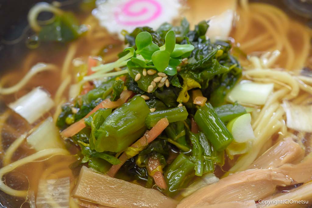 「奥多摩清流中華そば・三つ杉」の、奥多摩名物わさび中華そばの、葉ワサビ