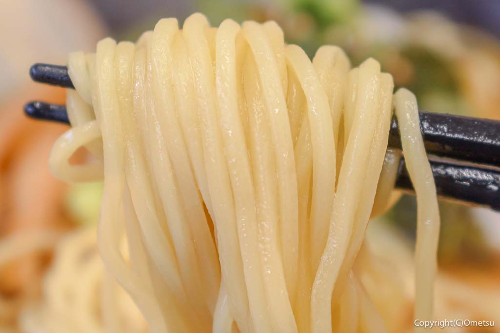 「奥多摩清流中華そば・三つ杉」の、奥多摩名物わさび中華そばの、麺