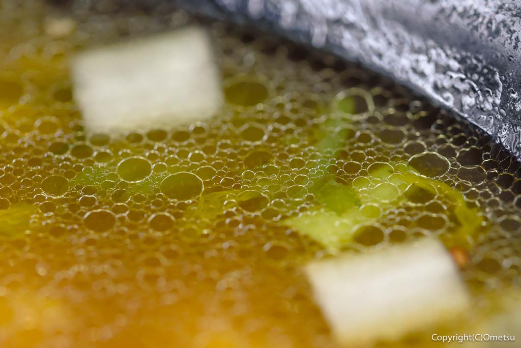 「奥多摩清流中華そば・三つ杉」の、奥多摩名物わさび中華そばの、スープ