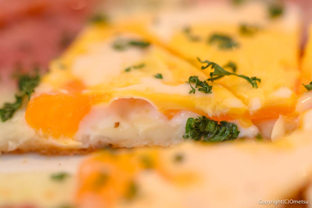 青梅市・河辺「ピッツァ＆カフェ トコ」の、ビスマルクの玉子の黄身