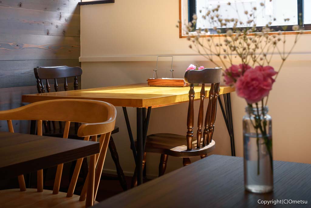 青梅市・河辺「ピッツァ＆カフェ トコ」の、店内