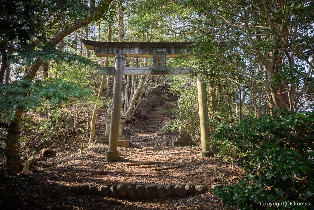 奥多摩町・鋸尾根の、登計峠の愛宕神社。鳥居
