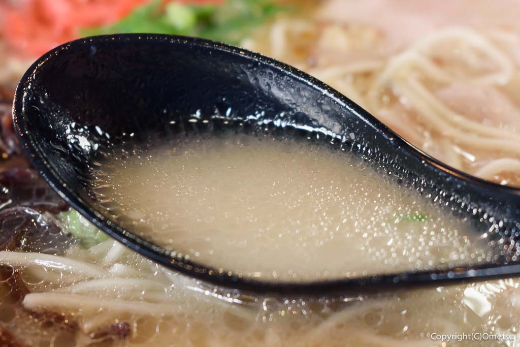 羽村の豚骨ラーメン店・香骨湯の、スープ