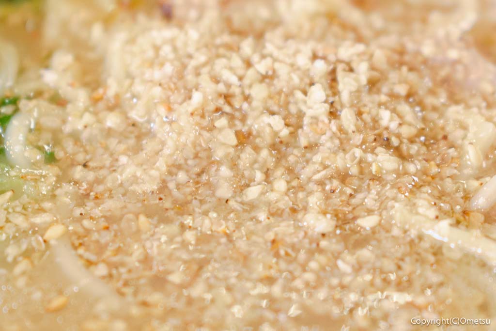 羽村の豚骨ラーメン店・香骨湯の、すりゴマ