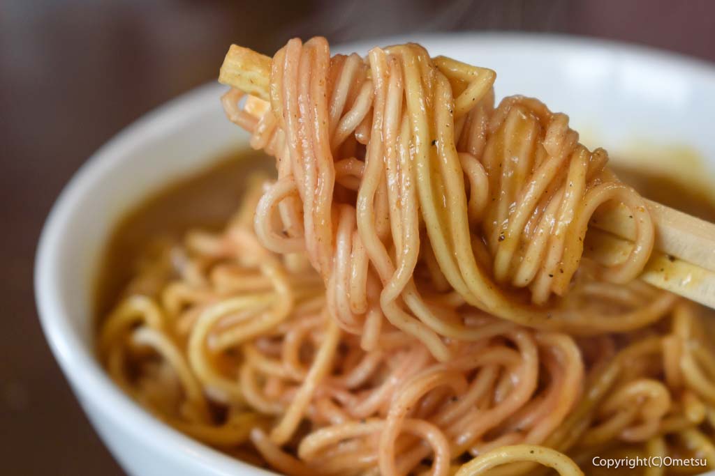 羽村の豚骨ラーメン店・香骨湯の、カレー替玉の麺