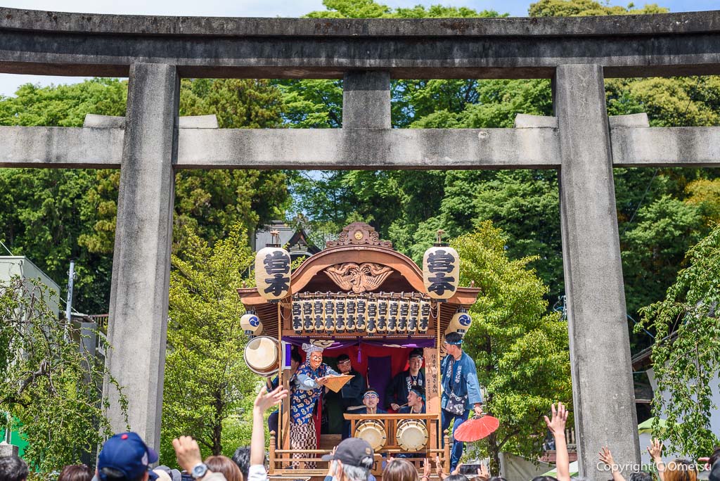 青梅大祭の、住吉神社前の、山車