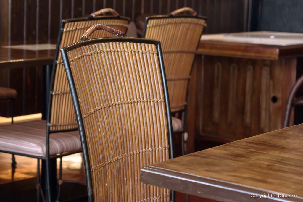 福生市・琳屋の店内の椅子