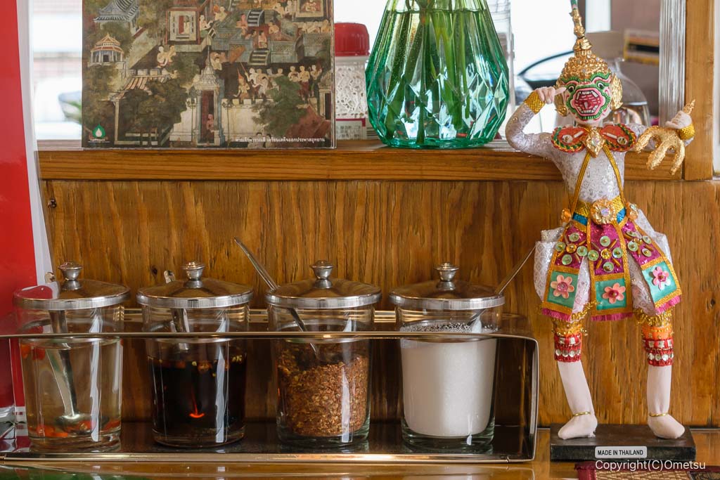 青梅のタイ料理店「サイアム屋台」の調味料