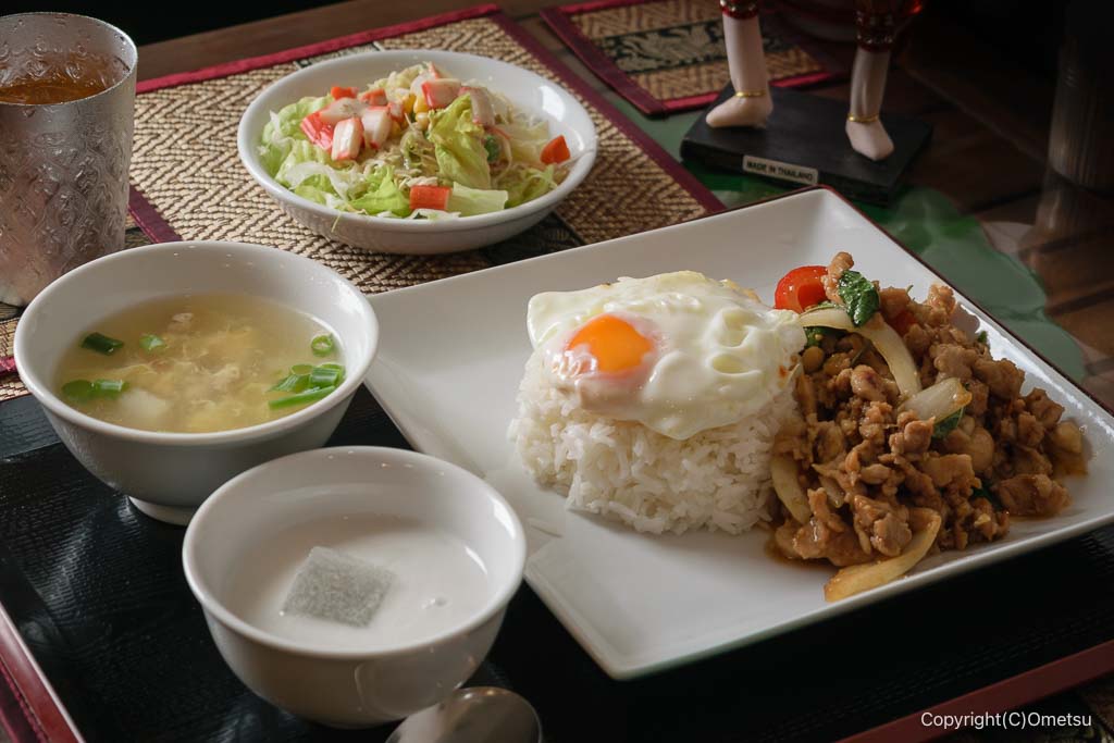 青梅のタイ料理店「サイアム屋台」の、ガパオ・ランチセット