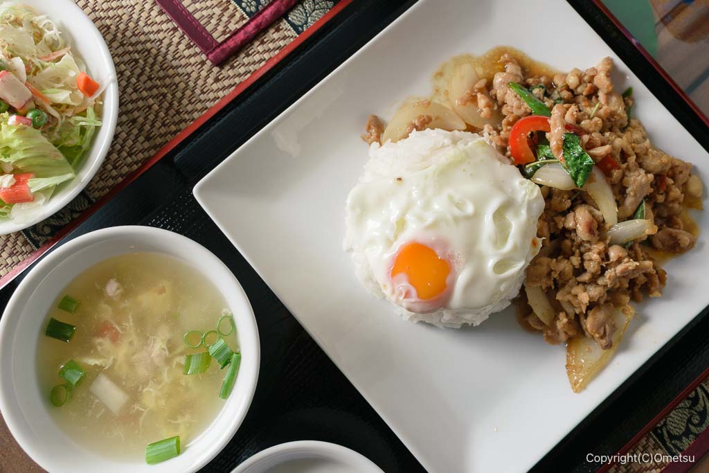 青梅のタイ料理店「サイアム屋台」の、ガパオ