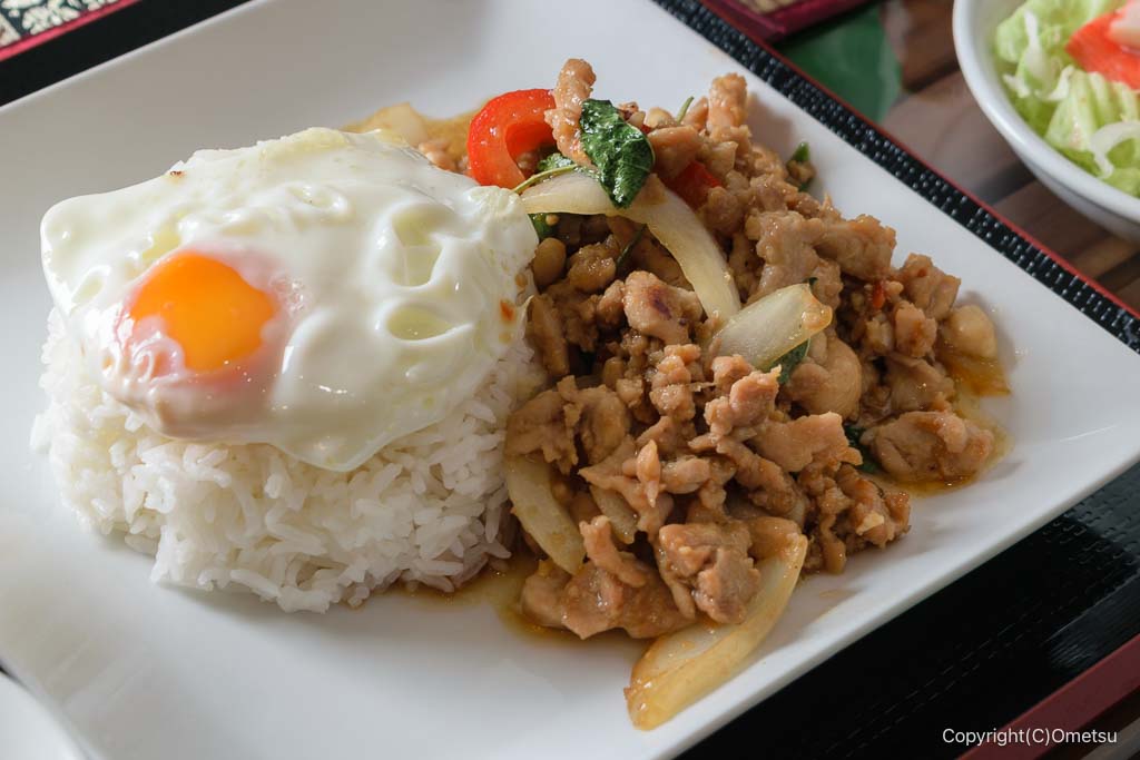 青梅のタイ料理店「サイアム屋台」の、ガパオ