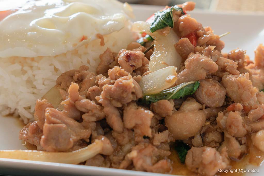 青梅のタイ料理店「サイアム屋台」の、ガパオの肉