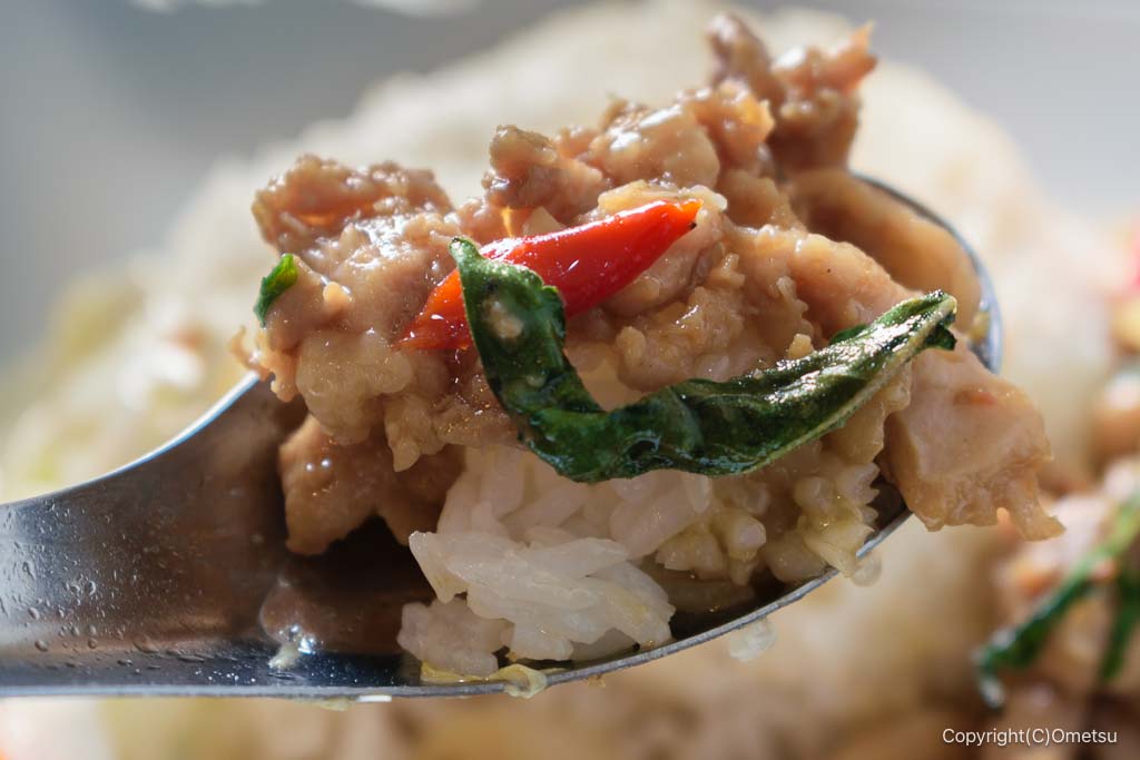 青梅のタイ料理店「サイアム屋台」の、ガパオ