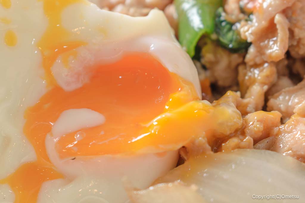 青梅のタイ料理店「サイアム屋台」の、ガパオの目玉焼き