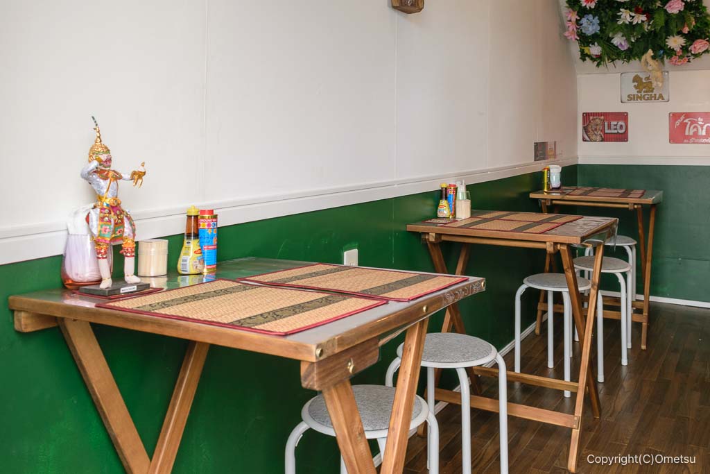 青梅のタイ料理店「サイアム屋台」のテーブル席