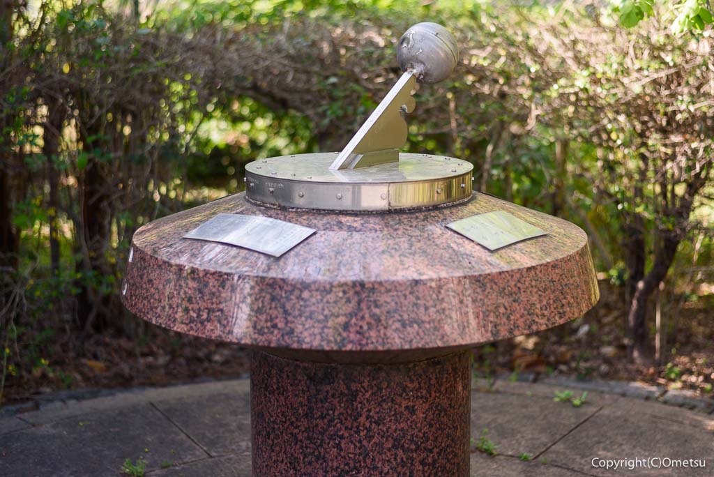 福生市立図書館の、日時計