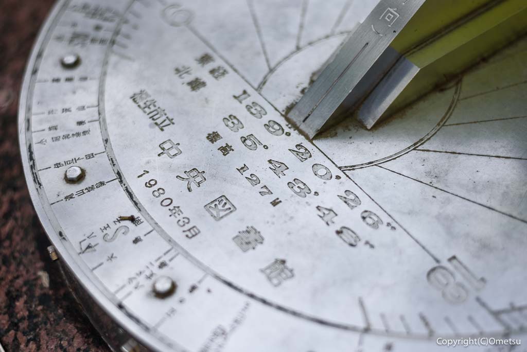 福生市立図書館の、日時計の経度・緯度