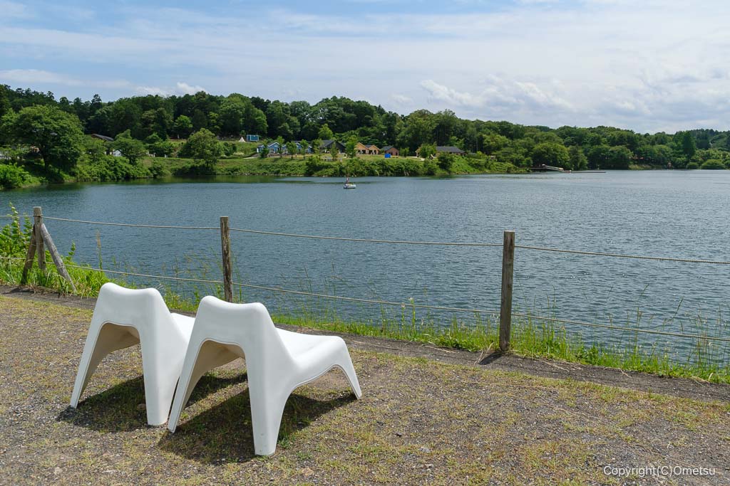 飯能市・宮沢湖堤防の展望台ベンチ